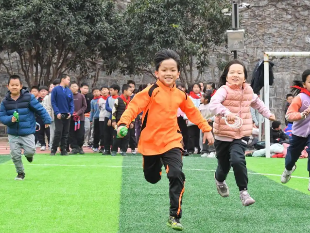 鼓舞校园充分利用校园周边公园绿地时时可及的校内微运动场 鼓舞校园充分利用校园周边公园绿地时时可及的校内微运动场