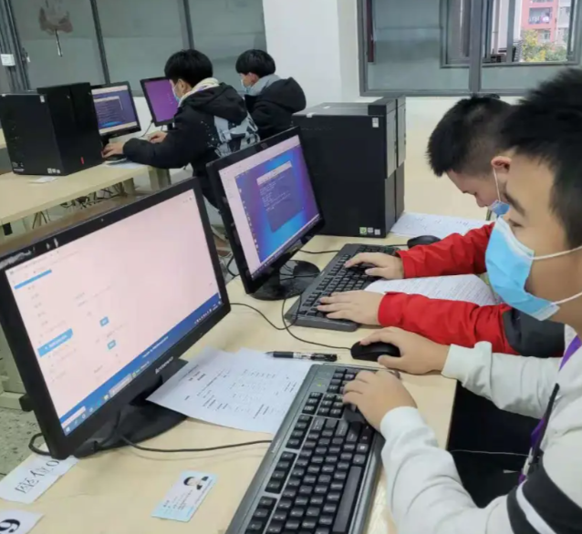 假如校园能提供让学生学习怎么评价AI所生成的信息质量