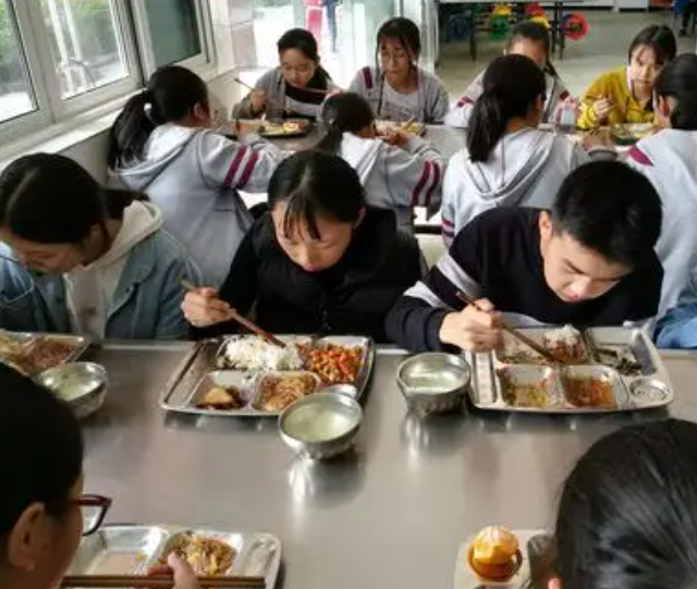 监管平台推进互联网明厨亮灶建设学校食堂实现AI预警和全程溯源 监管平台推进互联网明厨亮灶建设学校食堂实现AI预警和全程溯源