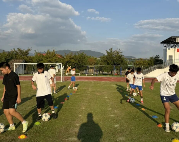 建立了师生互动沟通的良好渠道不只拉近了师生距离凝集校园生机 建立了师生互动沟通的良好渠道不只拉近了师生距离凝集校园生机